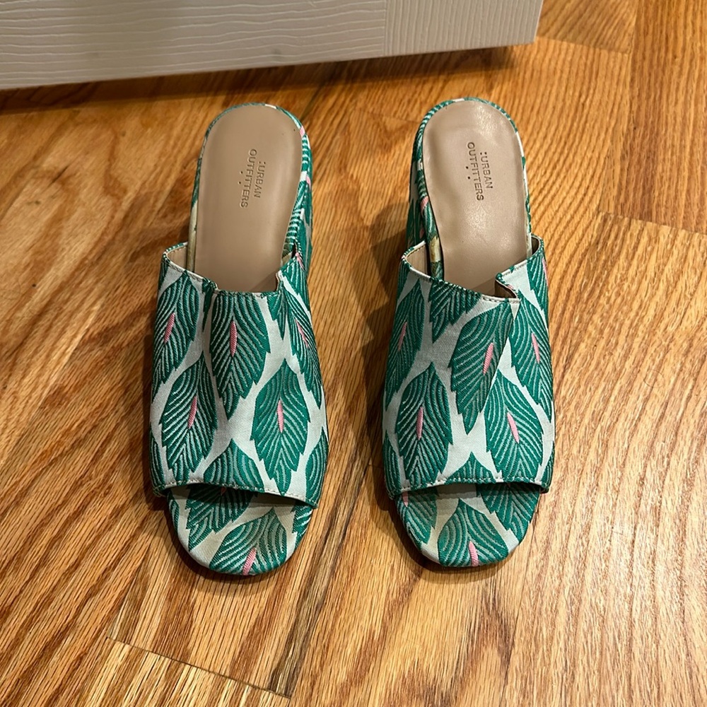 Urban outfitters tapestry unique platform slides size 7